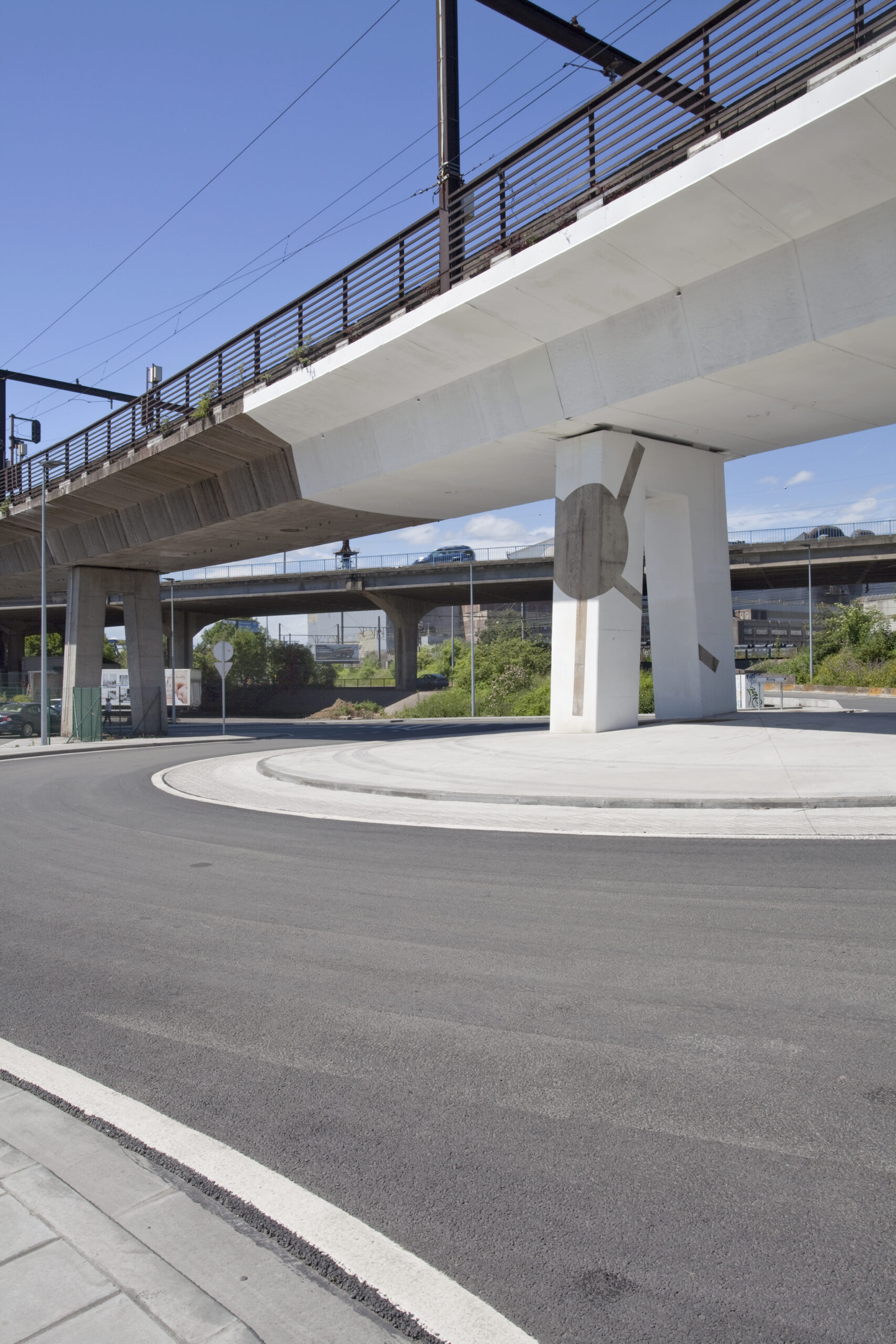 architecture-contemporaine-centre-distribution-urbaine-logistique-charleroi-reservoir-a-vue-rond-point