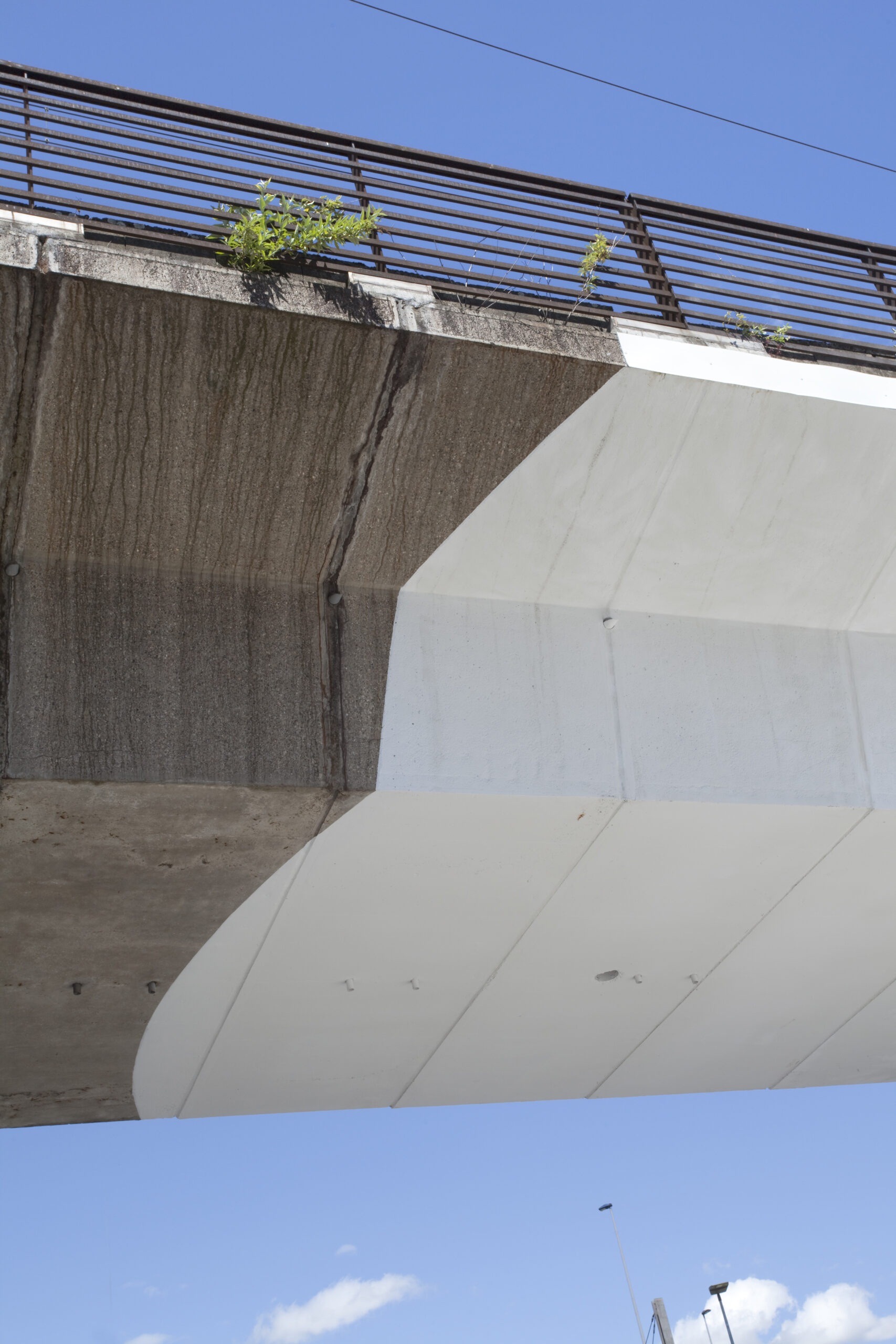 architecture-contemporaine-centre-distribution-urbaine-logistique-charleroi-reservoir-a-vue-détail-tablier-métro