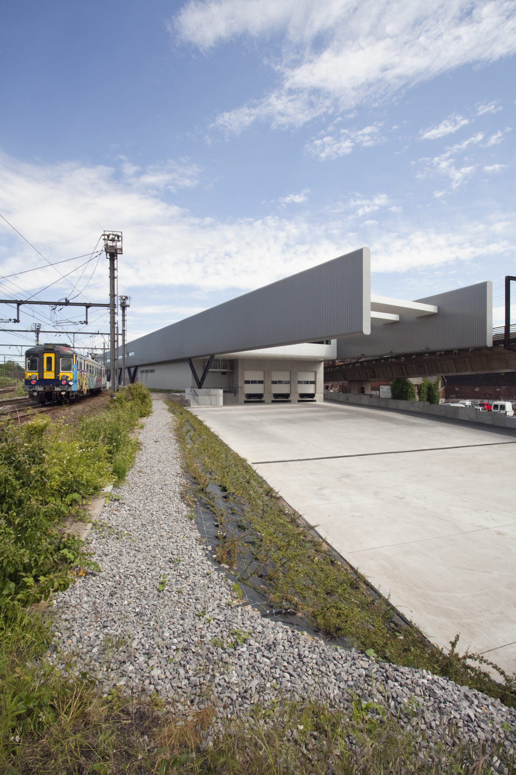 architecture-contemporaine-centre-distribution-urbaine-logistique-charleroi-reservoir-a-vue-rue-rivages-porte-à-faux-quais-déchargement-zone-manoeuvre