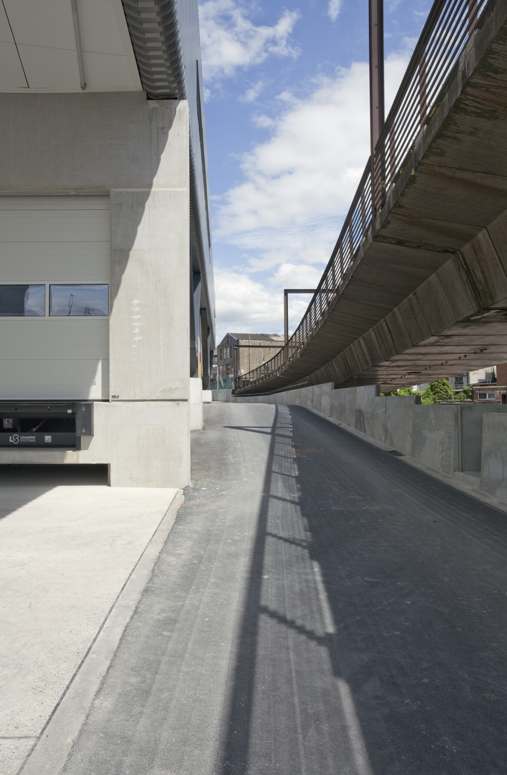 architecture-contemporaine-centre-distribution-urbaine-logistique-charleroi-reservoir-a-vue-métro