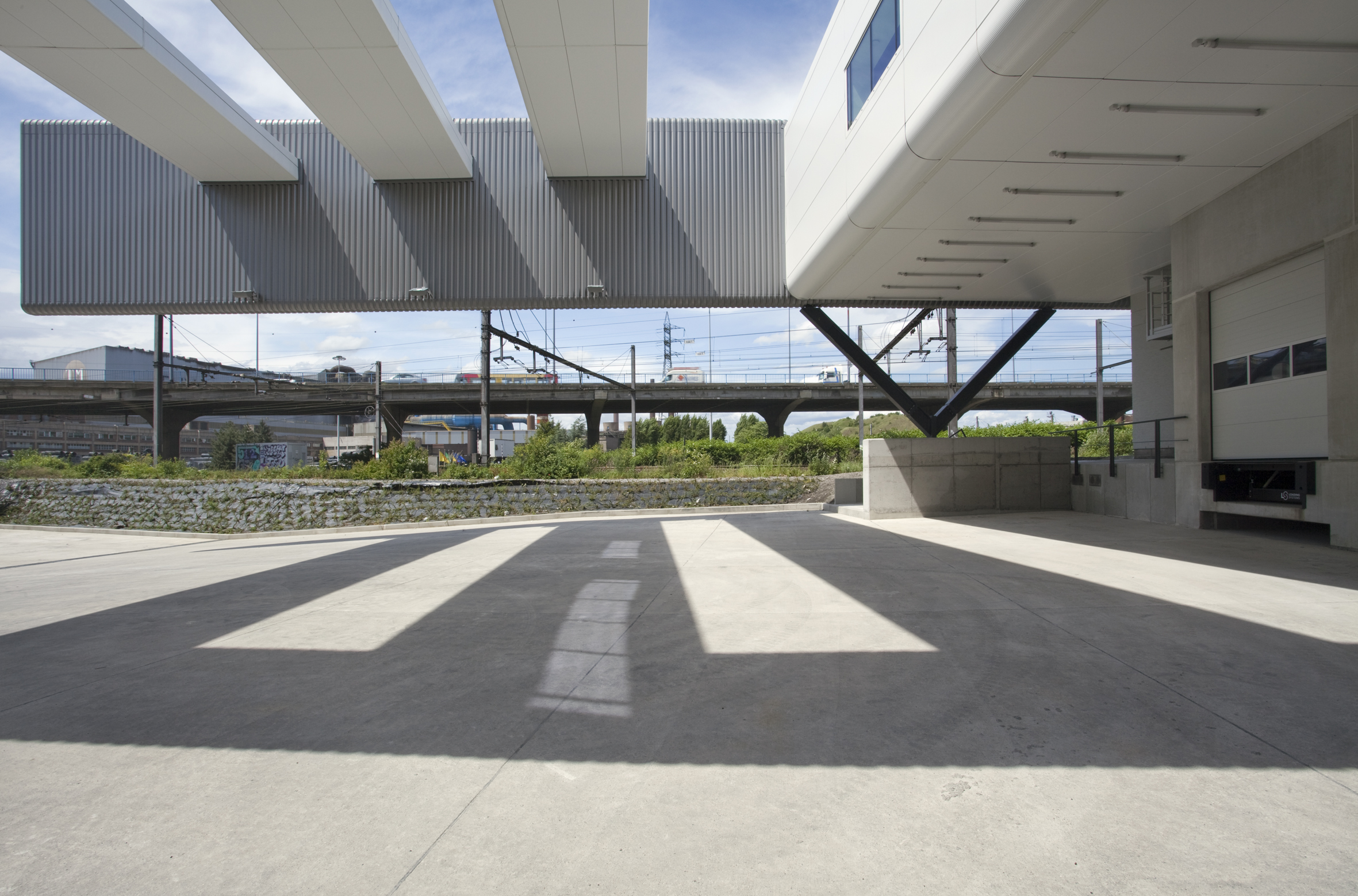 architecture-contemporaine-centre-distribution-urbaine-logistique-charleroi-reservoir-a-vue-rue-rivages-porte-à-faux-quais-déchargement-zone-manoeuvre