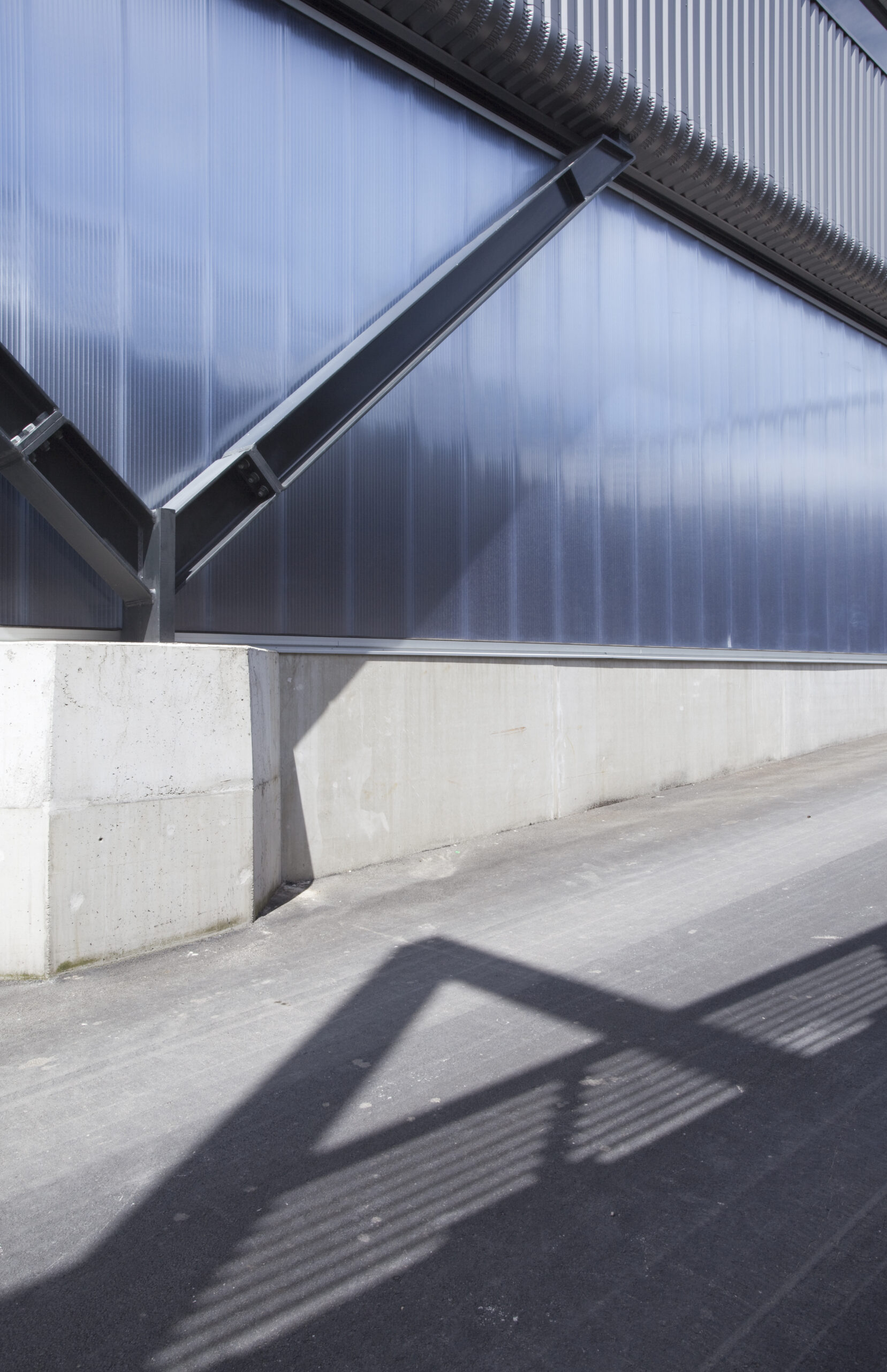 architecture-contemporaine-centre-distribution-urbaine-logistique-charleroi-reservoir-a-vue-détail-structure-polycarbonate