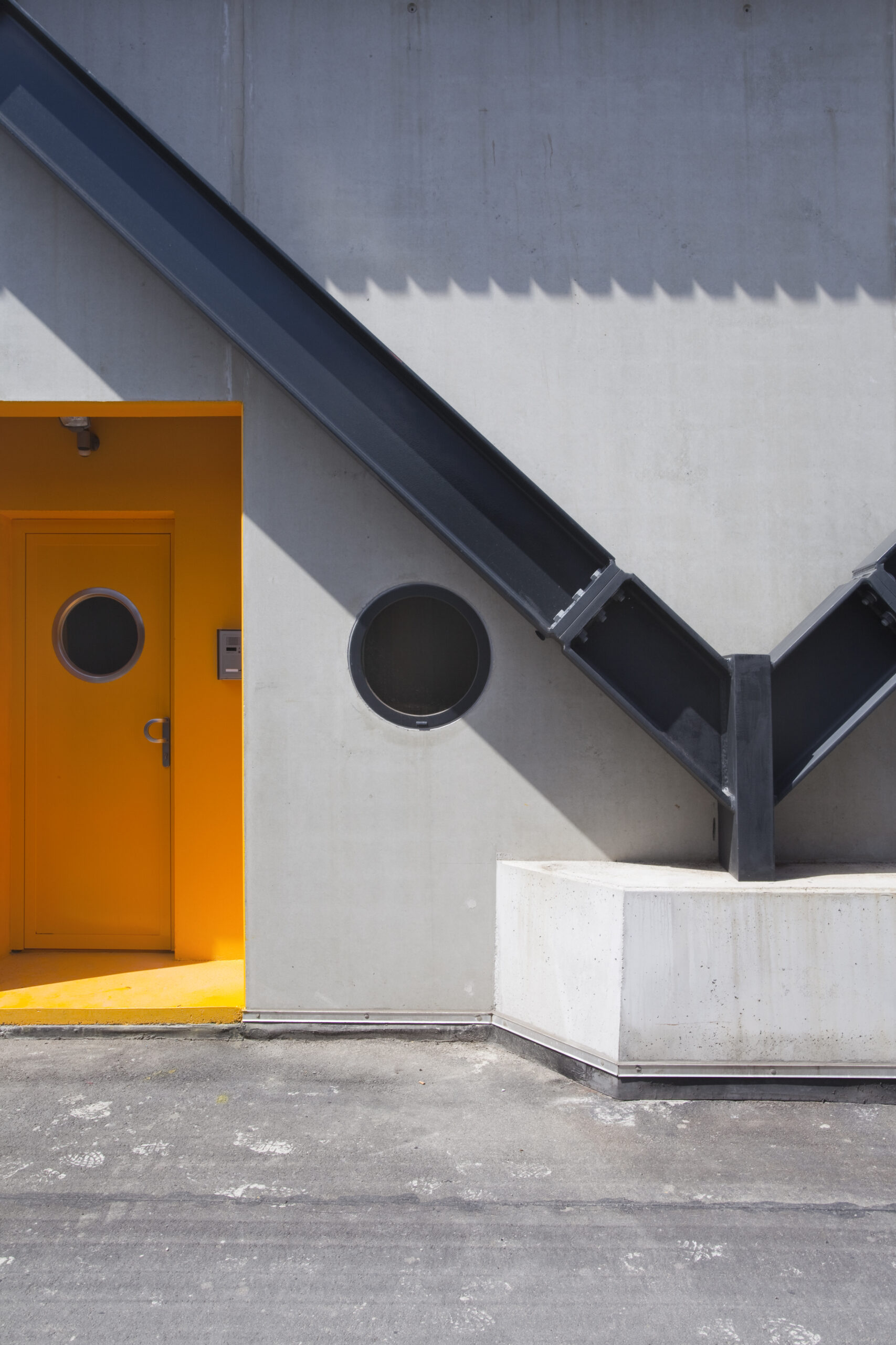 architecture-contemporaine-centre-distribution-urbaine-logistique-charleroi-reservoir-a-vue-détail-structure-béton-accès