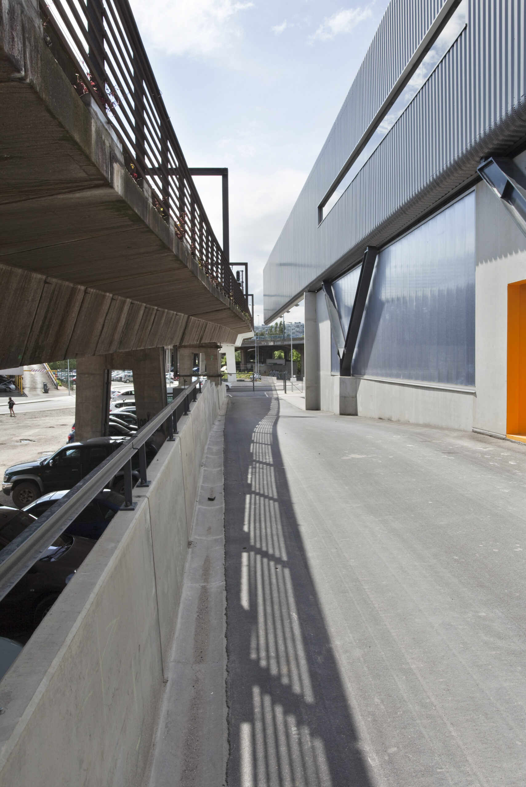 architecture-contemporaine-centre-distribution-urbaine-logistique-charleroi-reservoir-a-vue-métro