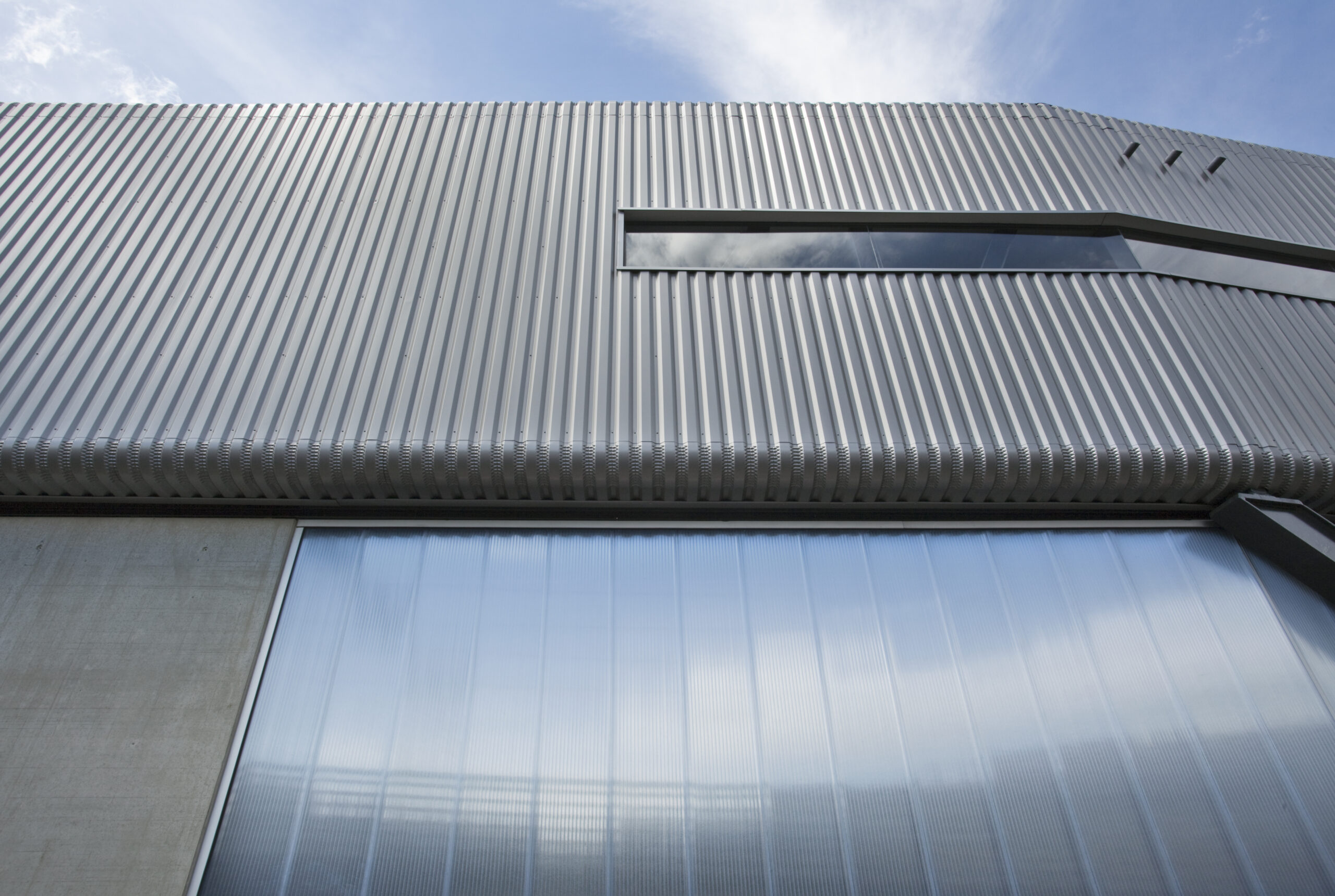 architecture-contemporaine-centre-distribution-urbaine-logistique-charleroi-reservoir-a-construction-métallique-polycarbonate