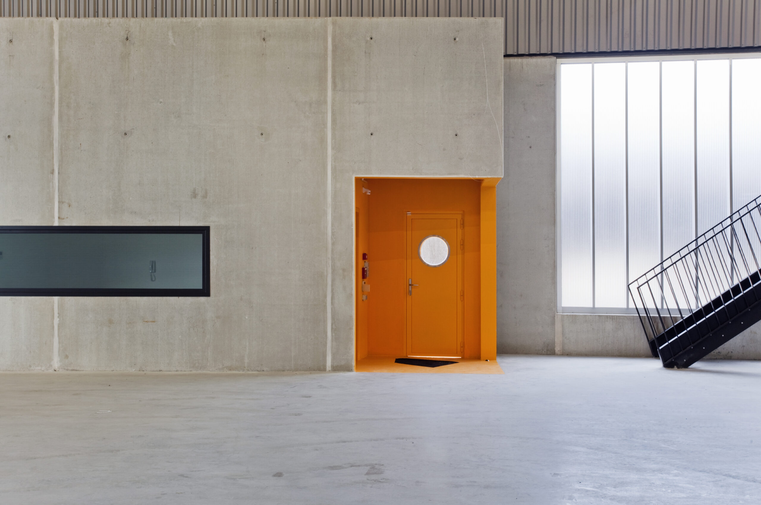 architecture-contemporaine-centre-distribution-urbaine-logistique-charleroi-reservoir-a-vue-détail-entrée-intérieur-accès-camioneurs