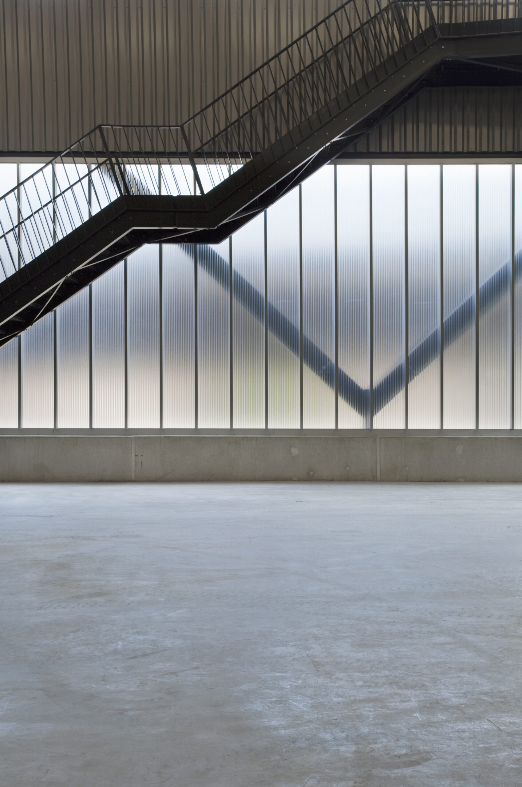 architecture-contemporaine-centre-distribution-urbaine-logistique-charleroi-reservoir-a-détail-escalier-intérieur-