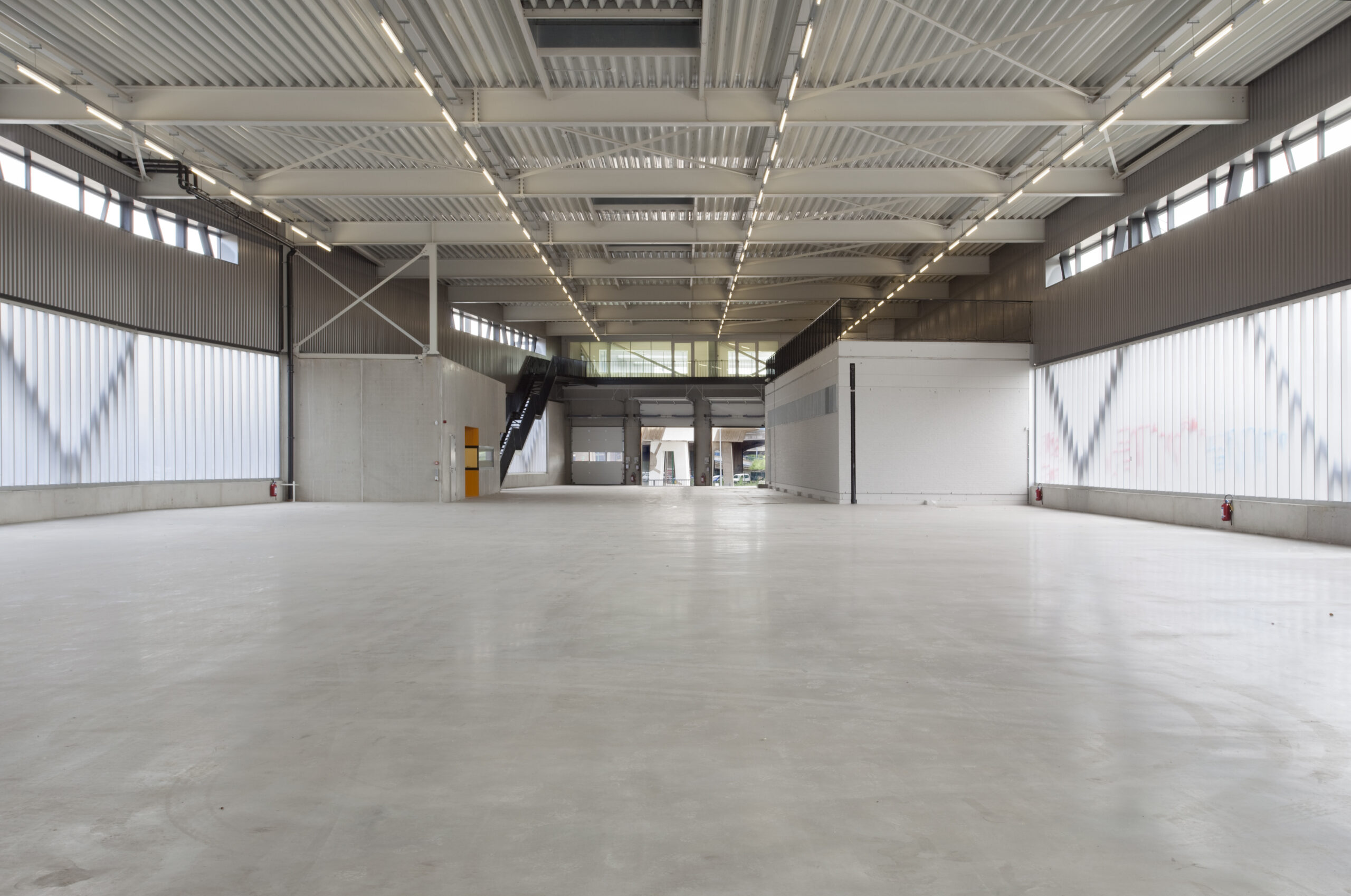 architecture-contemporaine-centre-distribution-urbaine-logistique-charleroi-reservoir-a-vue-détail-entrée-intérieur-hall-stockage