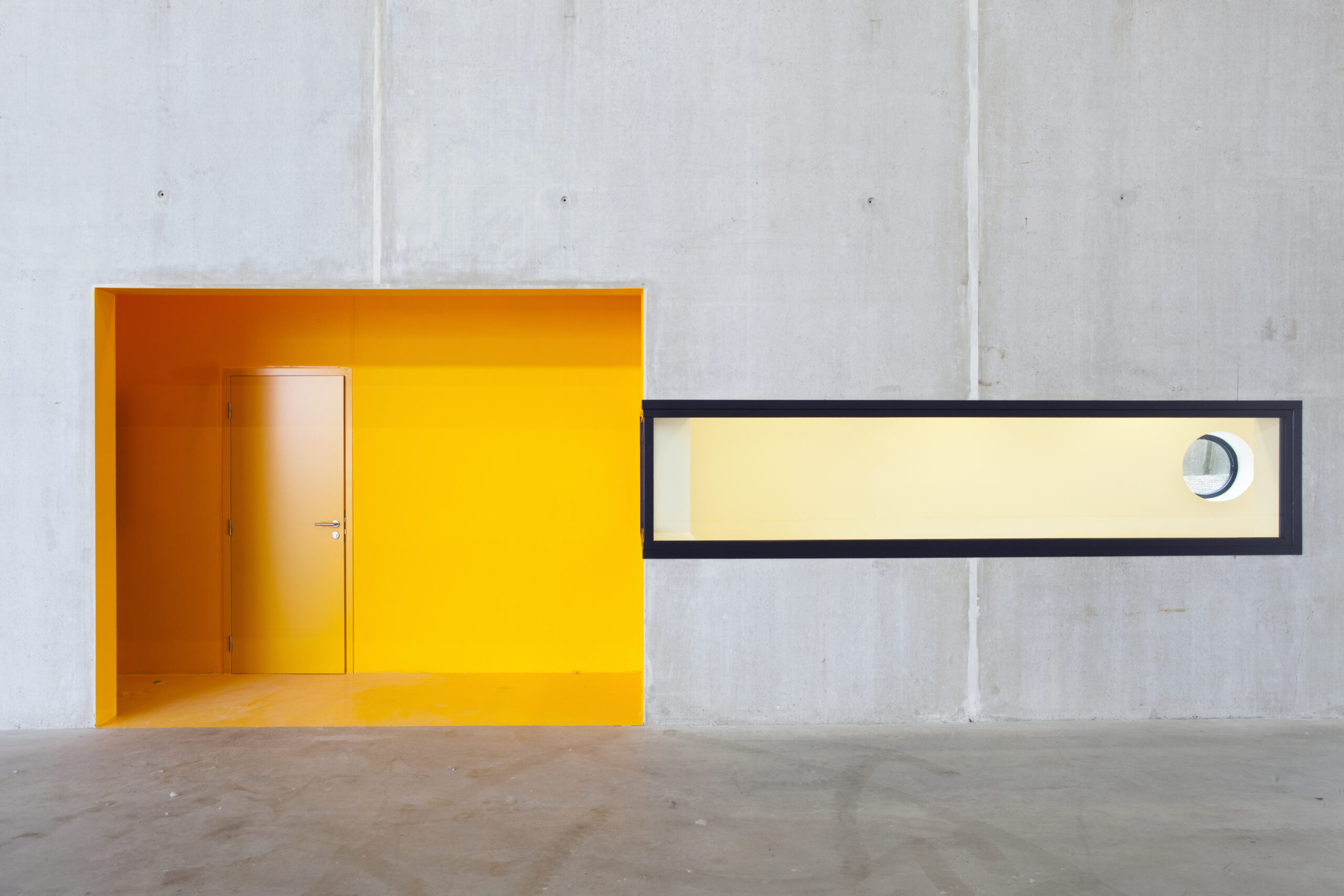 architecture-contemporaine-centre-distribution-urbaine-logistique-charleroi-reservoir-a-vue-détail-entrée-intérieur-accès-camioneurs