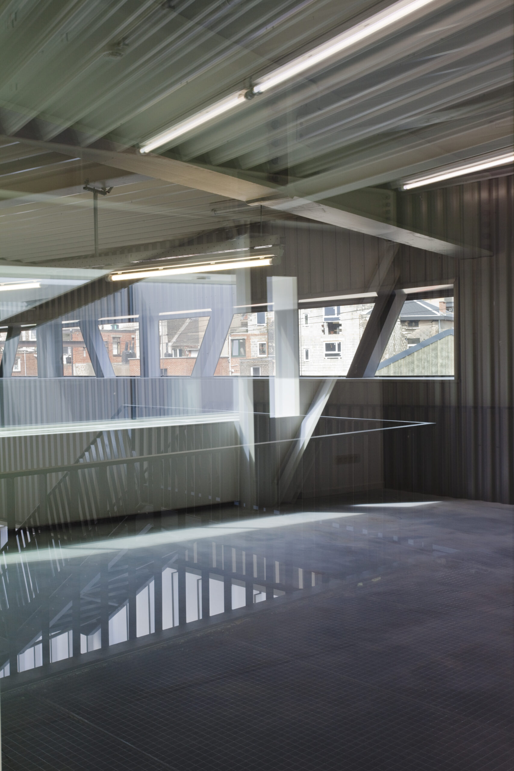 architecture-contemporaine-centre-distribution-urbaine-logistique-charleroi-reservoir-a-intérieur-bureaux