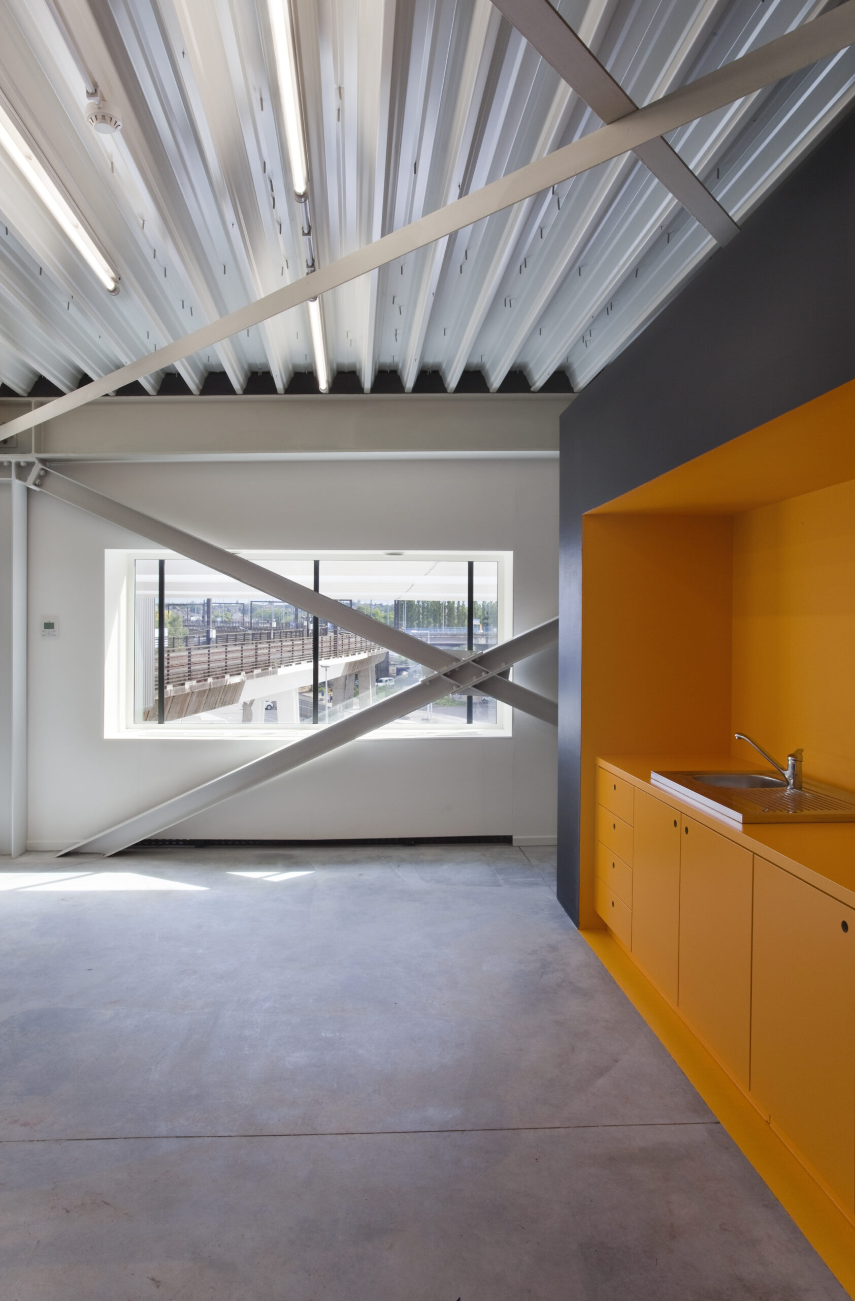 architecture-contemporaine-centre-distribution-urbaine-logistique-charleroi-reservoir-a-intérieur-bureaux-kitchenette