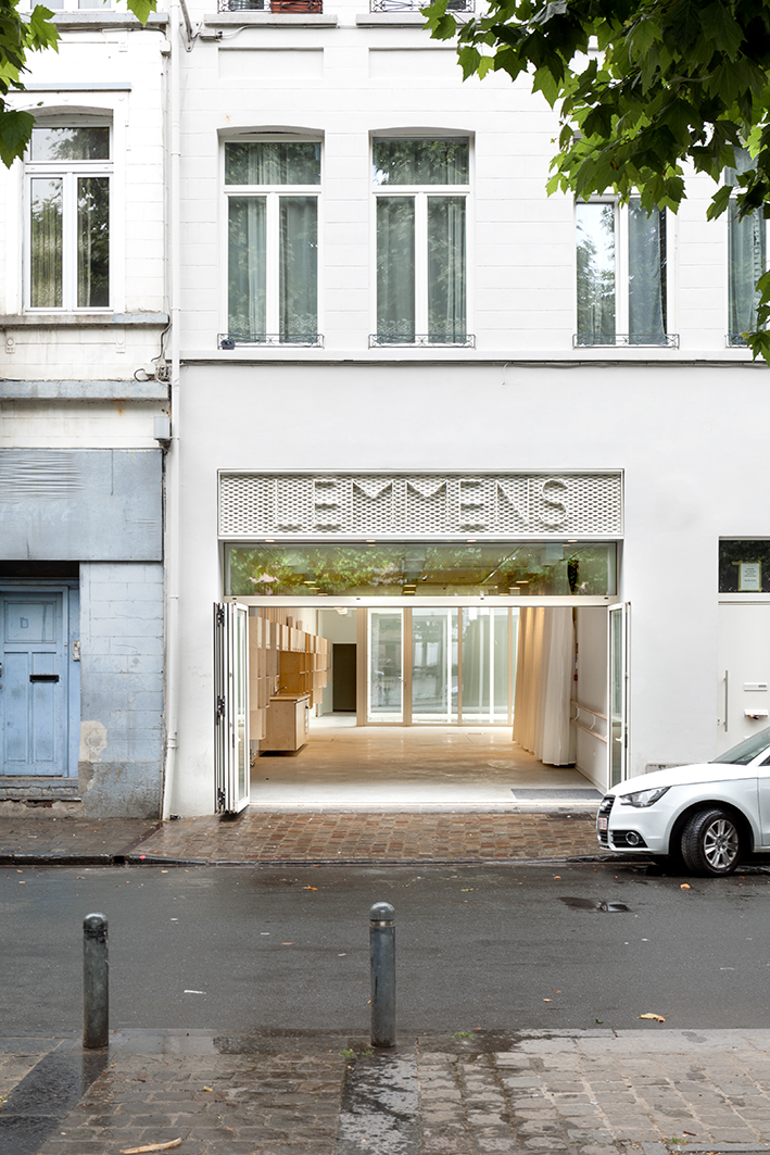 architecture contemporaine, transformation, aménagement intérieur, local associatif, ouverture, Lemmens, façade