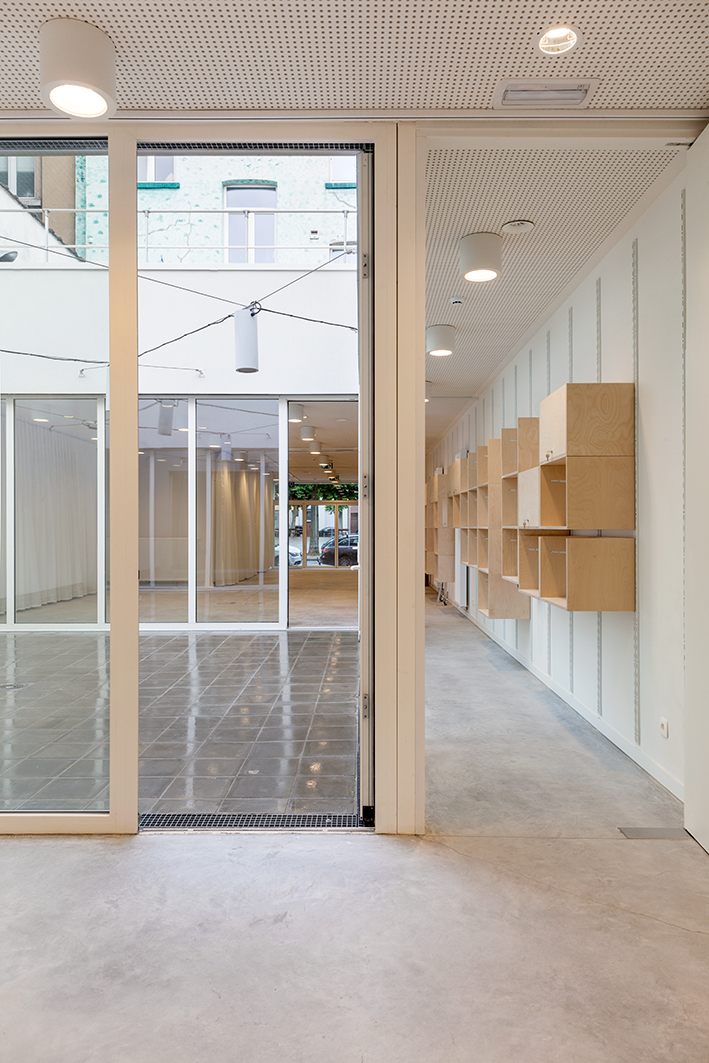 architecture contemporaine, transformation, aménagement intérieur, local associatif, patio