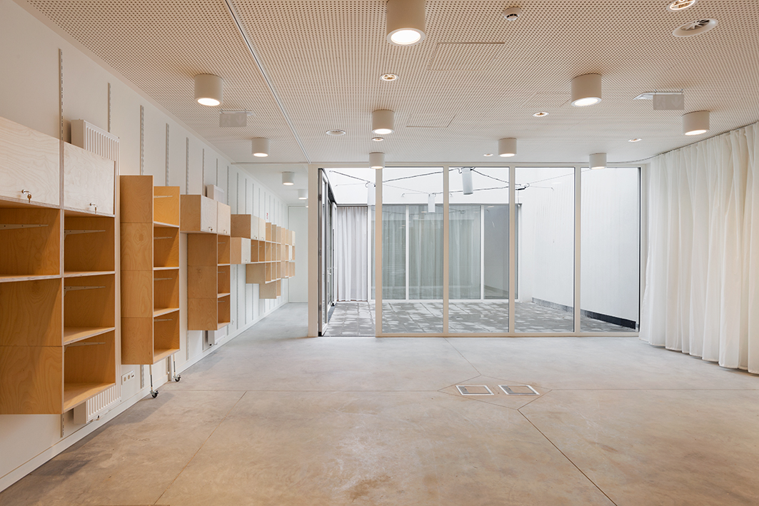 architecture contemporaine, transformation, aménagement intérieur, local associatif, rideau, espace modulaire, mobilier, patio