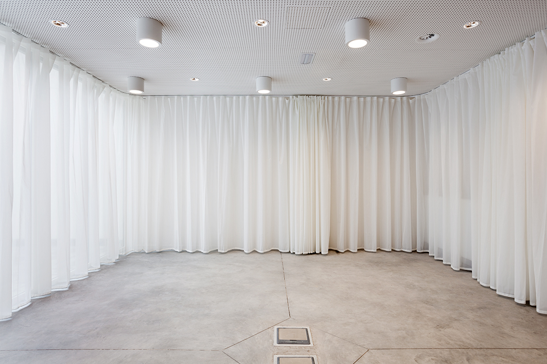 architecture contemporaine, transformation, aménagement intérieur, local associatif, espace modulaire, rideaux