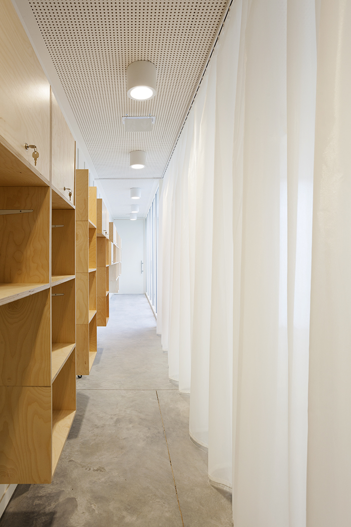 architecture contemporaine, transformation, aménagement intérieur, local associatif, rideau, espace modulaire, mobilier