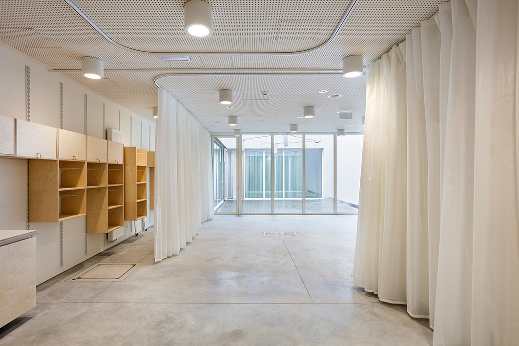 architecture contemporaine, transformation, aménagement intérieur, local associatif, rideau, espace modulaire, mobilier