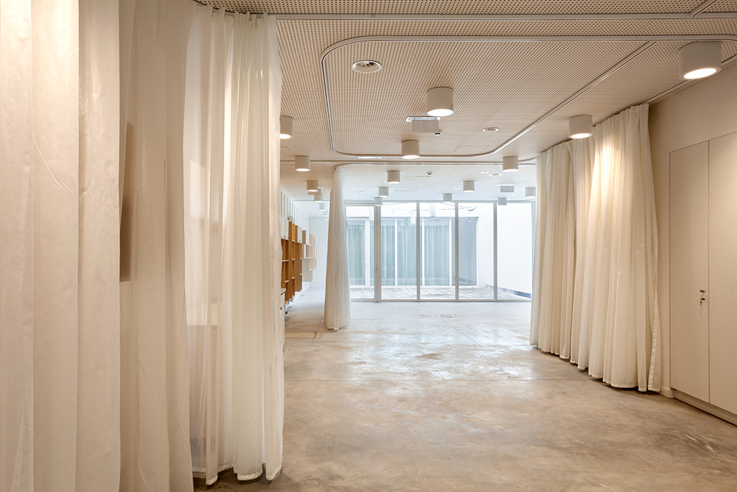 architecture contemporaine, transformation, aménagement intérieur, local associatif, rideau, espace modulaire