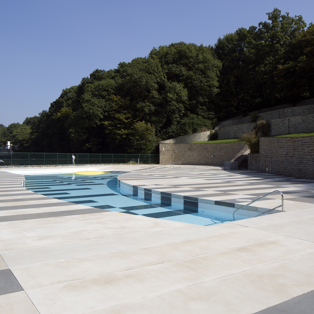 architecture-contemporaine-équipement-public-piscine-extérieure-aménagement-paysager-Charleroi-les-bains-vue-plages-bassins