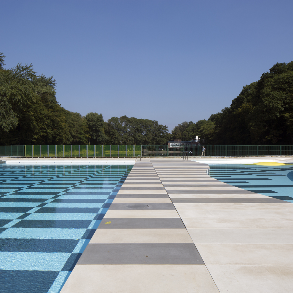 architecture-contemporaine-équipement-public-piscine-extérieure-aménagement-paysager-Charleroi-les-bains-vue-plages-bassins