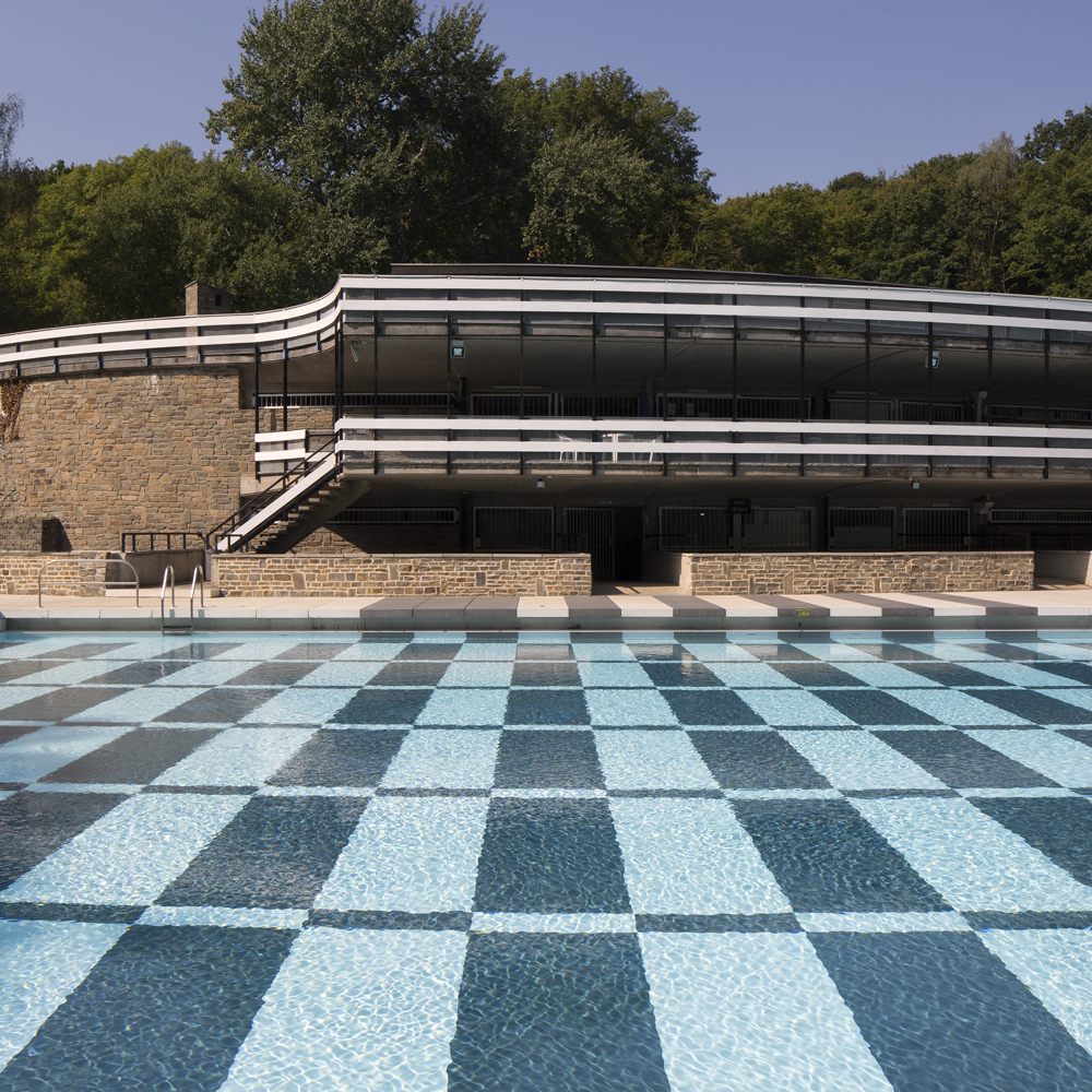 architecture-contemporaine-équipement-public-piscine-extérieure-aménagement-paysager-Charleroi-les-bains-vue-plages-bassins