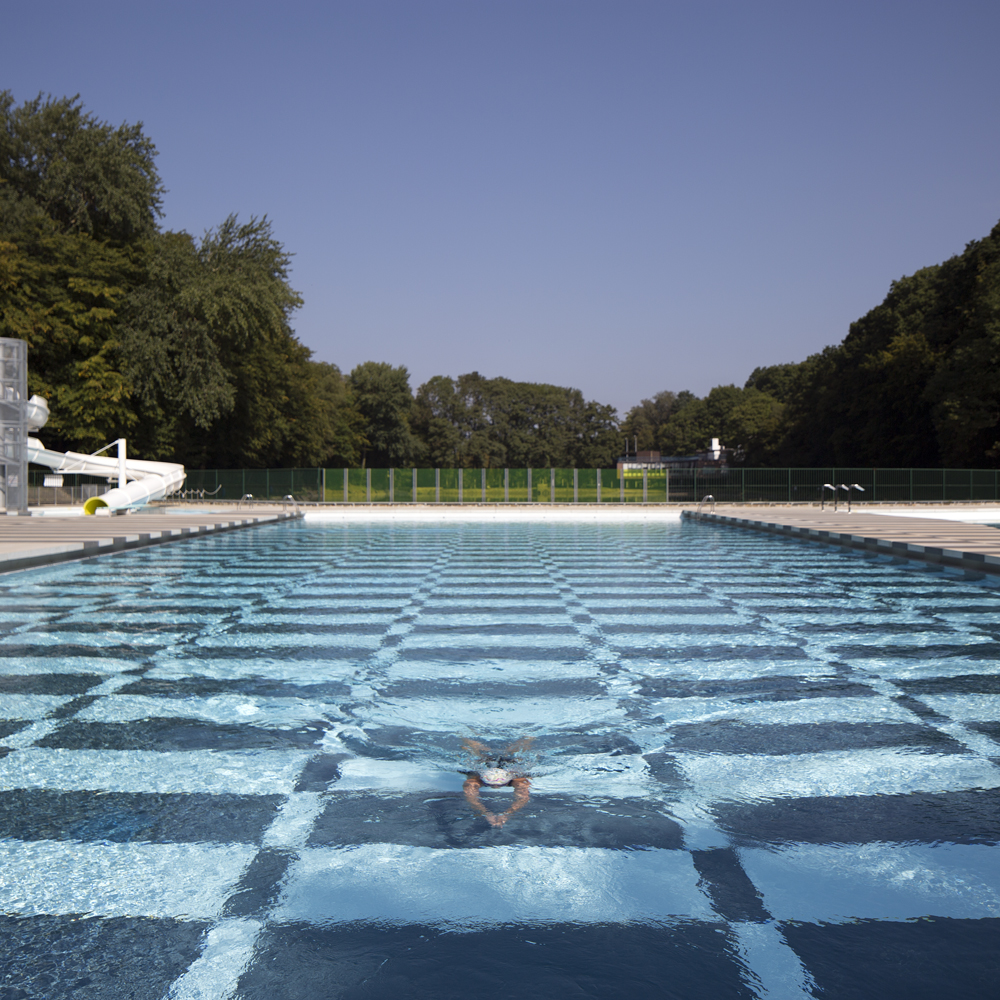 architecture-contemporaine-équipement-public-piscine-extérieure-aménagement-paysager-Charleroi-les-bains-vue-plages-bassins