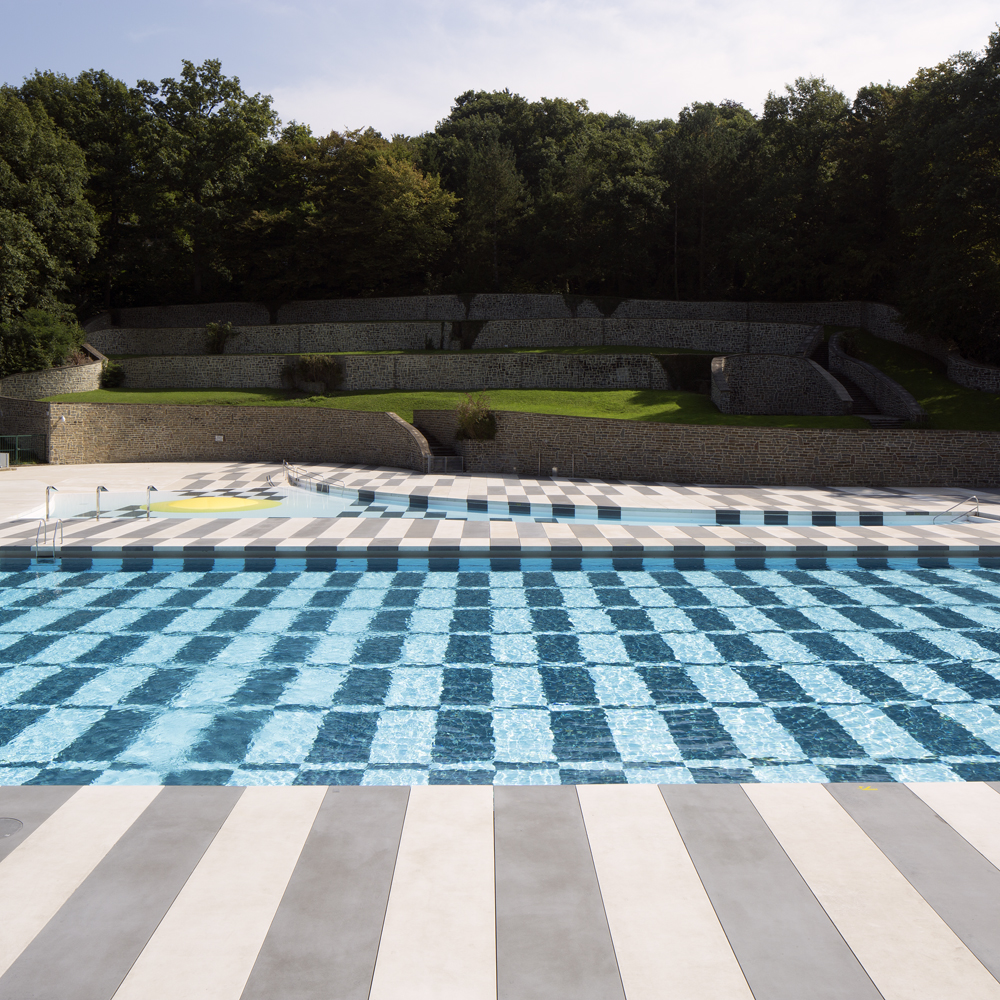 architecture-contemporaine-équipement-public-piscine-extérieure-aménagement-paysager-Charleroi-les-bains-vue-panoramique
