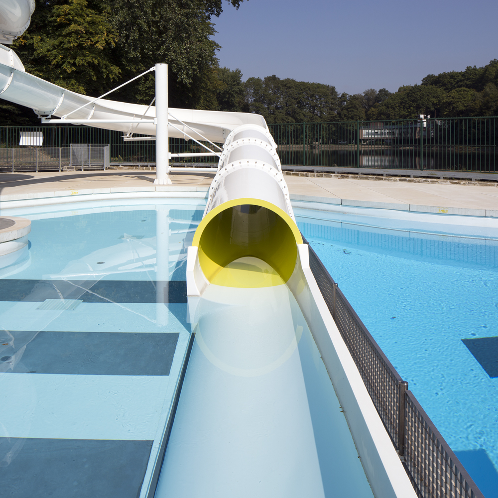 architecture-contemporaine-équipement-public-piscine-extérieure-aménagement-paysager-Charleroi-les-bains-vue-toboggan