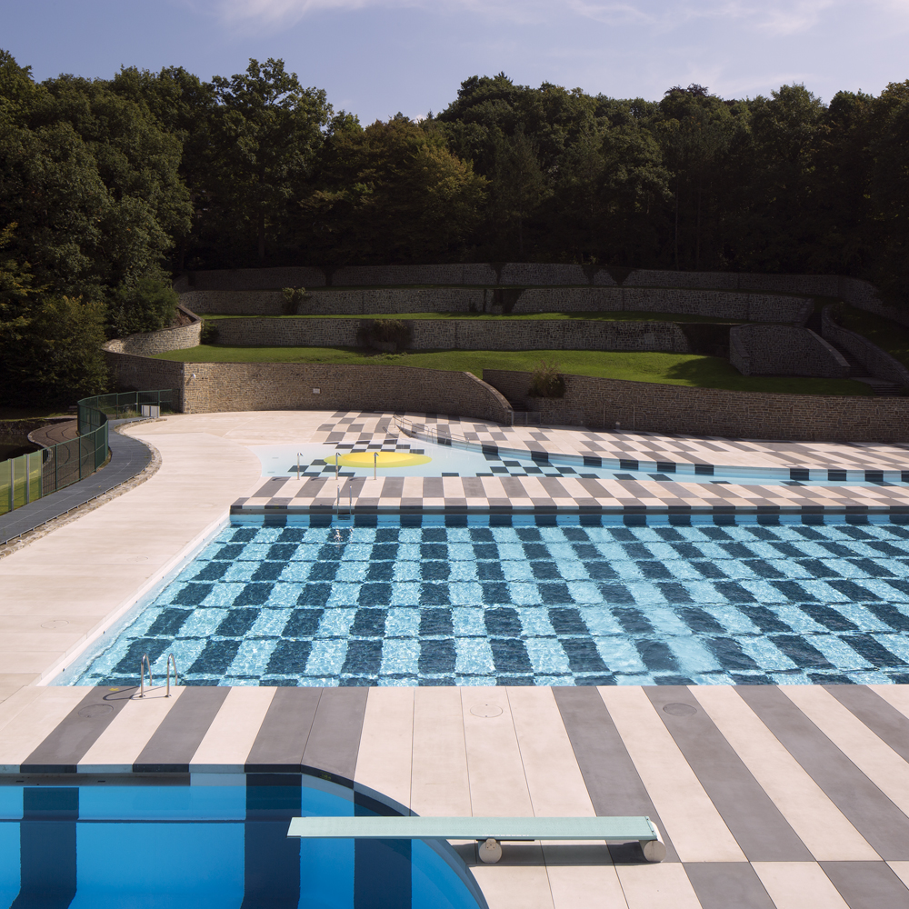 architecture-contemporaine-équipement-public-piscine-extérieure-aménagement-paysager-Charleroi-les-bains-vue-panoramique