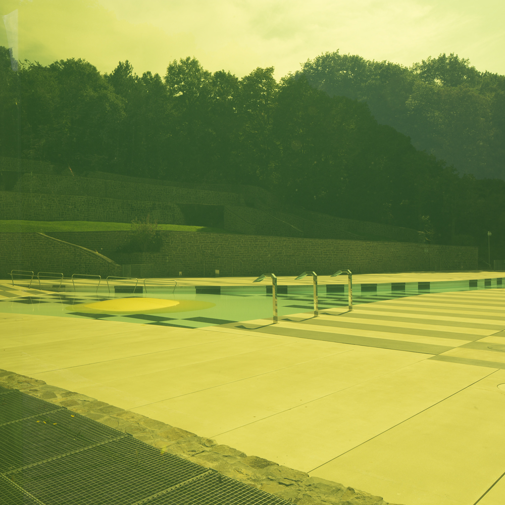 architecture-contemporaine-équipement-public-piscine-extérieure-aménagement-paysager-Charleroi-les-bains-vue-paysage-couleur