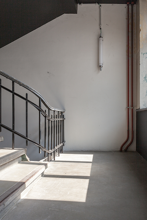 architecture contemporaine, rénovation, centre culturel Eden Charleroi, création artistique, extension, intervention minimaliste, cage d'escalier