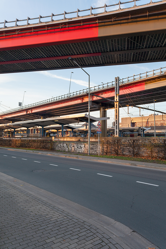 architecture-contemporaine-intégration-oeuvre-art-Jean-Glibert-infrastructure-Ring-9-Charleroi