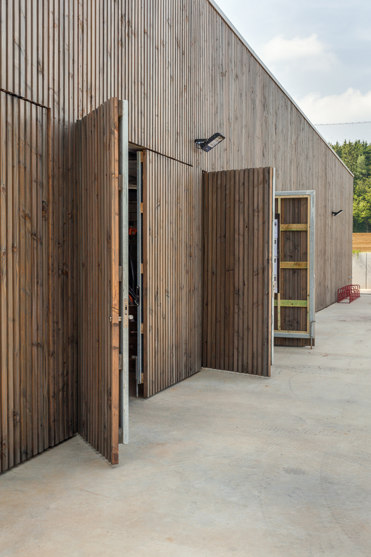 architecture-contemporaine-hydrion-arlon-adeps-athlétisme-reservoir-a-bois-portes-photo