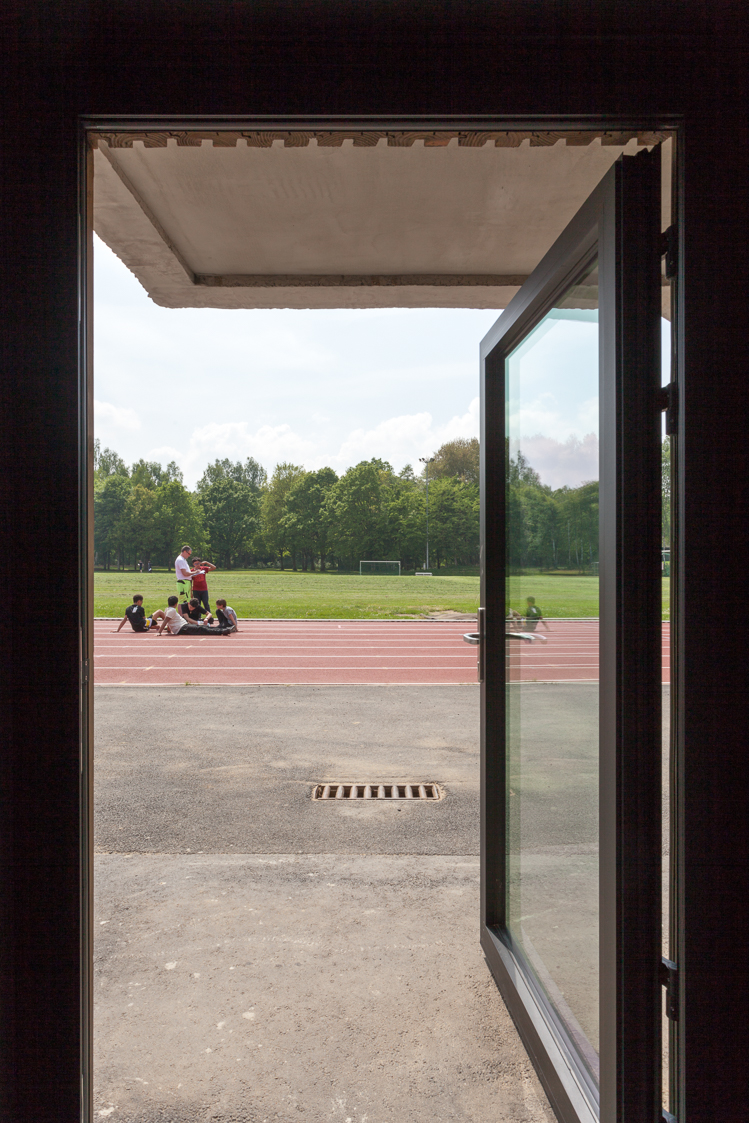 architecture-contemporaine-hydrion-arlon-adeps-athlétisme-reservoir-a-bois-accès-vestiaires