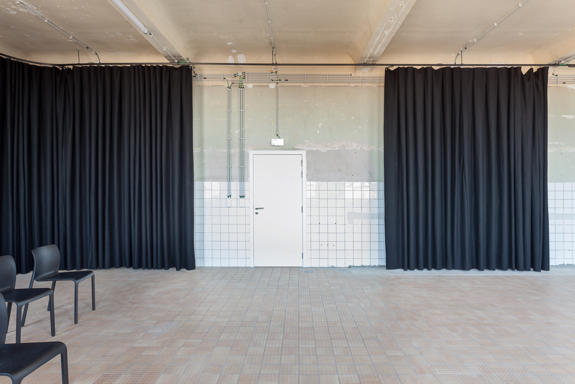 architecture-contemporaine-eden-centre-creation-artistique-culturel-charleroi-reservoir-a-extension-rénovation-ouverture-photo-rideau