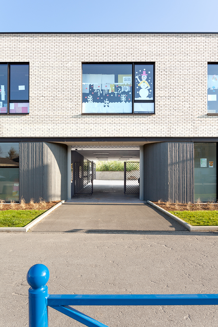 architecture-contemporaine-école-communale-maternelle-primaire-fondamental-brique-blanche-béton-architectonique-reservoir-a-entrée