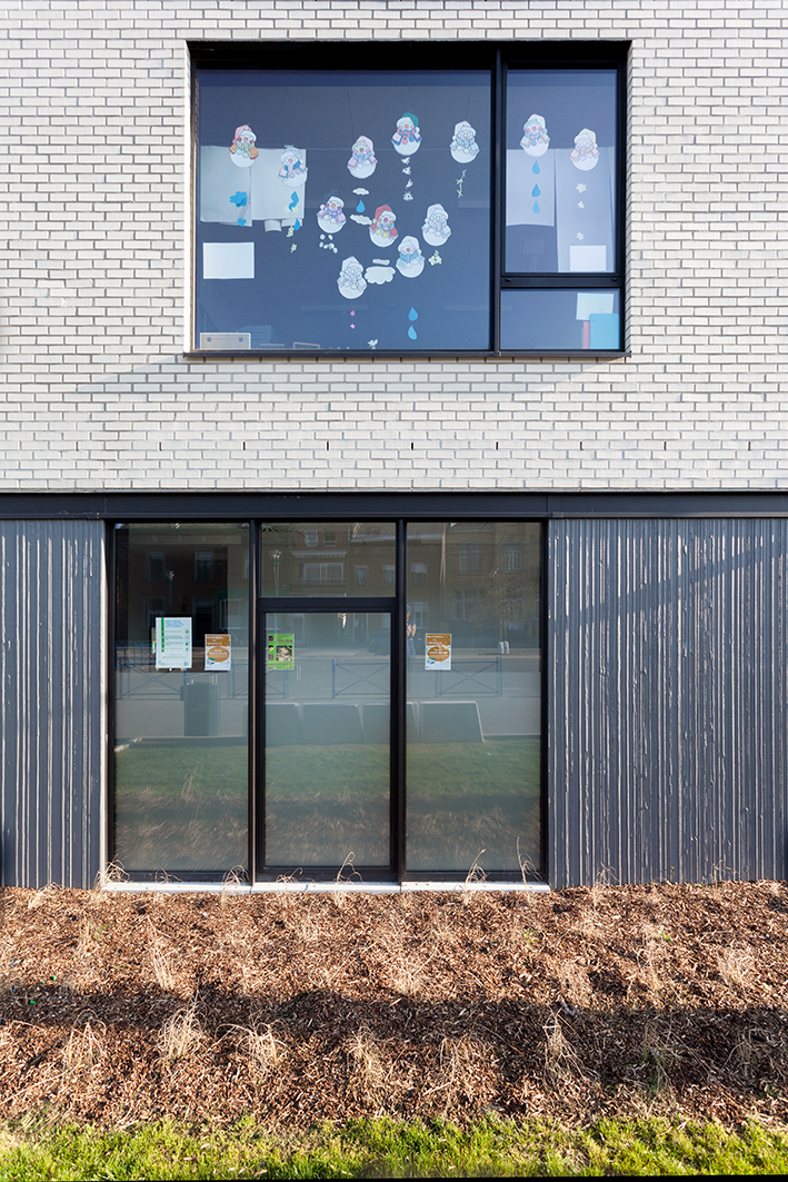 architecture-contemporaine-école-communale-maternelle-primaire-fondamental-brique-blanche-béton-architectonique-reservoir-a-détail-façade