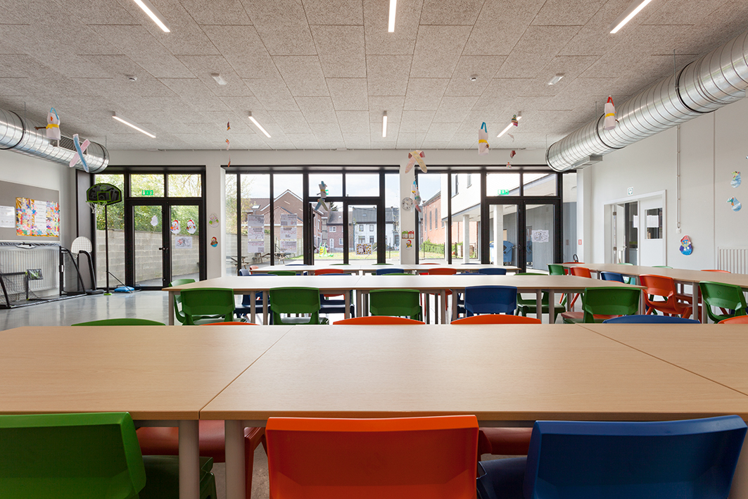 architecture-contemporaine-école-communale-maternelle-primaire-fondamental-brique-blanche-béton-architectonique-reservoir-a-réfectoire