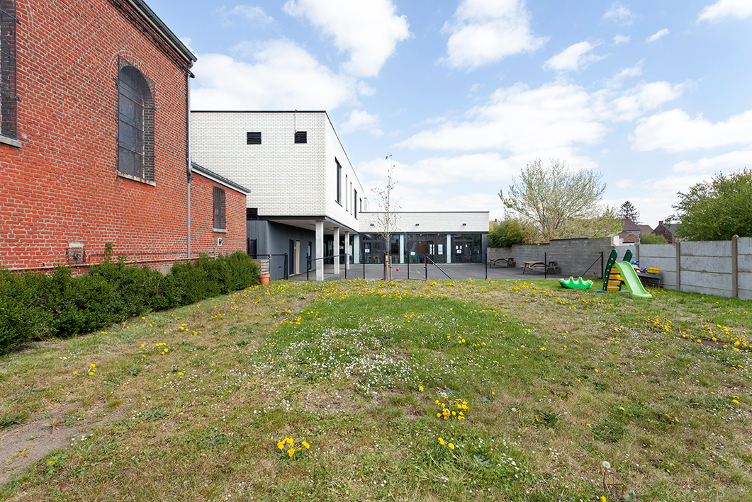 architecture-contemporaine-école-communale-maternelle-primaire-fondamental-brique-blanche-béton-architectonique-reservoir-a-cours-récréation