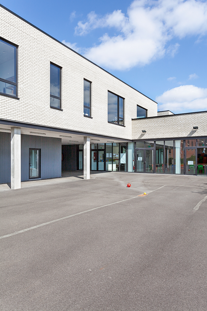 architecture-contemporaine-école-communale-maternelle-primaire-fondamental-brique-blanche-béton-architectonique-reservoir-a-cours-récréation