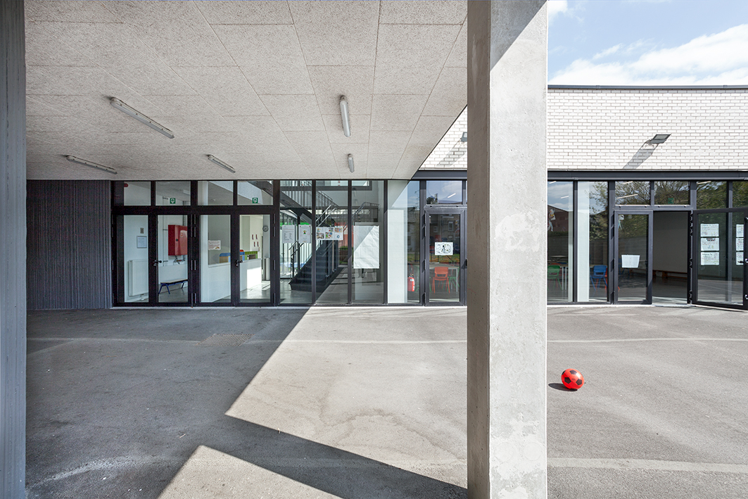 architecture-contemporaine-école-communale-maternelle-primaire-fondamental-brique-blanche-béton-architectonique-reservoir-a-cours-récréation-préau