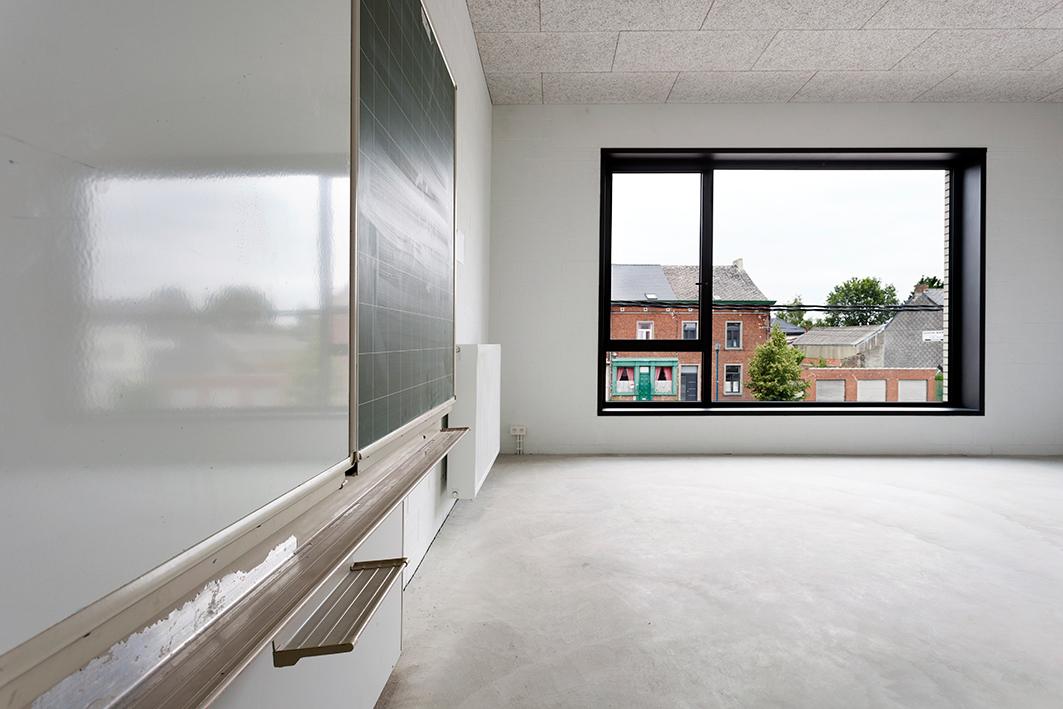 architecture-contemporaine-école-communale-maternelle-primaire-fondamental-brique-blanche-béton-architectonique-reservoir-a-classe