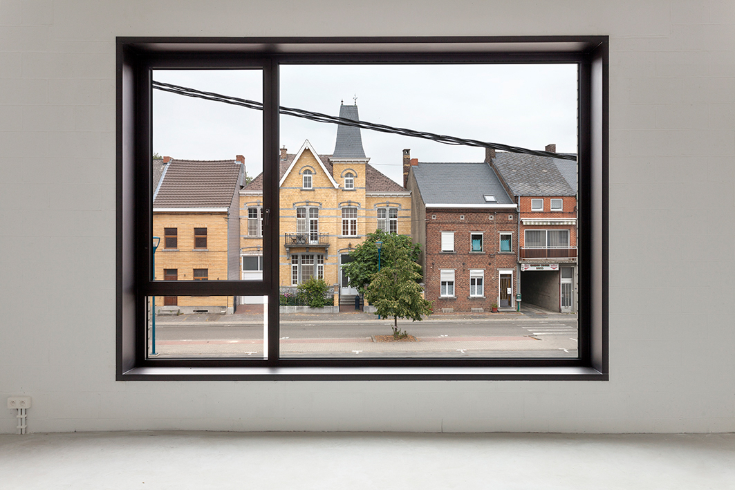 architecture-contemporaine-école-communale-maternelle-primaire-fondamental-brique-blanche-béton-architectonique-reservoir-a-classe