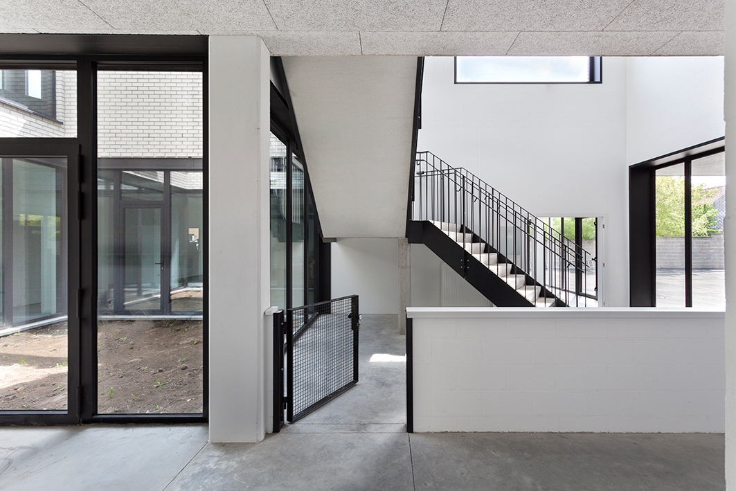 architecture-contemporaine-école-communale-maternelle-primaire-fondamental-brique-blanche-béton-architectonique-reservoir-a-escalier