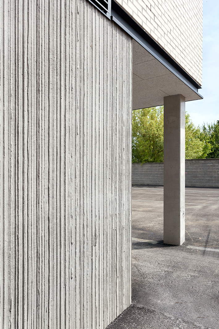 architecture-contemporaine-école-communale-maternelle-primaire-fondamental-brique-blanche-béton-architectonique-reservoir-a-détail-façade