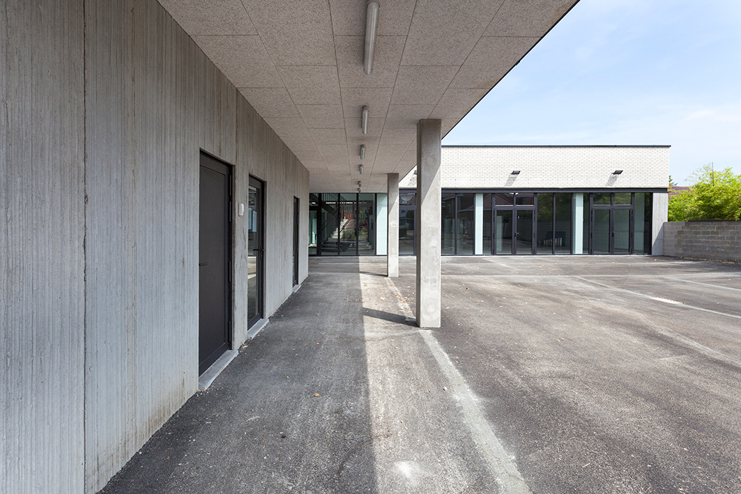architecture-contemporaine-école-communale-maternelle-primaire-fondamental-brique-blanche-béton-architectonique-reservoir-a-préau