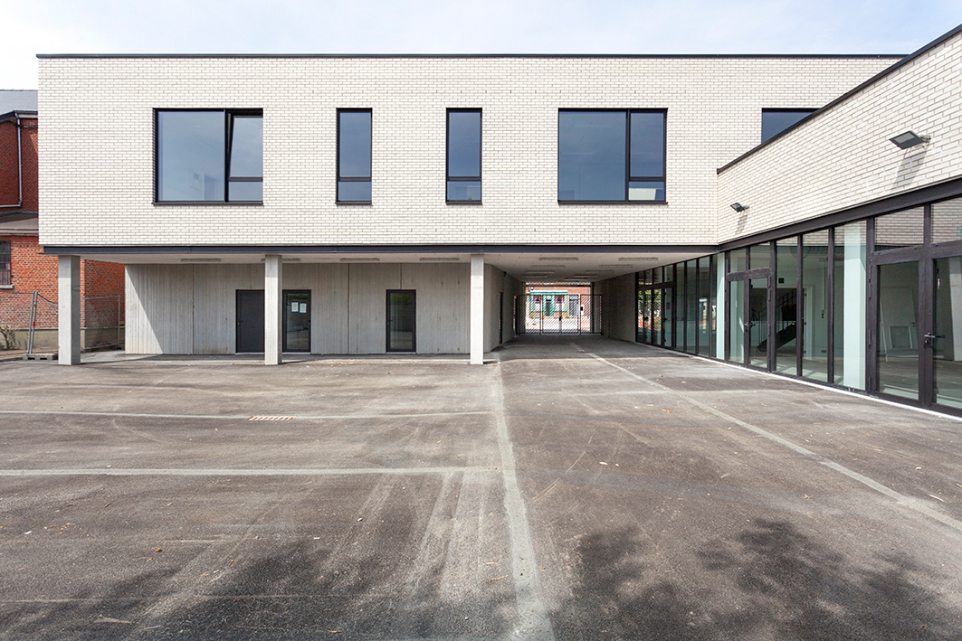 architecture-contemporaine-école-communale-maternelle-primaire-fondamental-brique-blanche-béton-architectonique-reservoir-a-cours-récréation