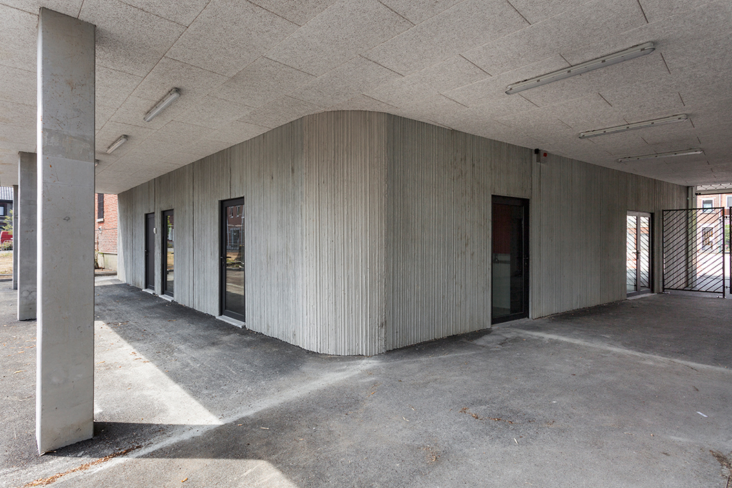 architecture-contemporaine-école-communale-maternelle-primaire-fondamental-brique-blanche-béton-architectonique-reservoir-a-préau