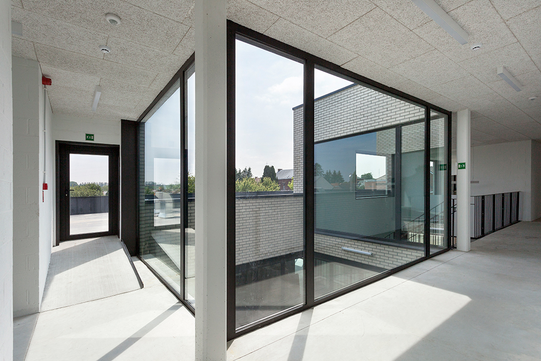 architecture-contemporaine-école-communale-maternelle-primaire-fondamental-brique-blanche-béton-architectonique-reservoir-a-patio