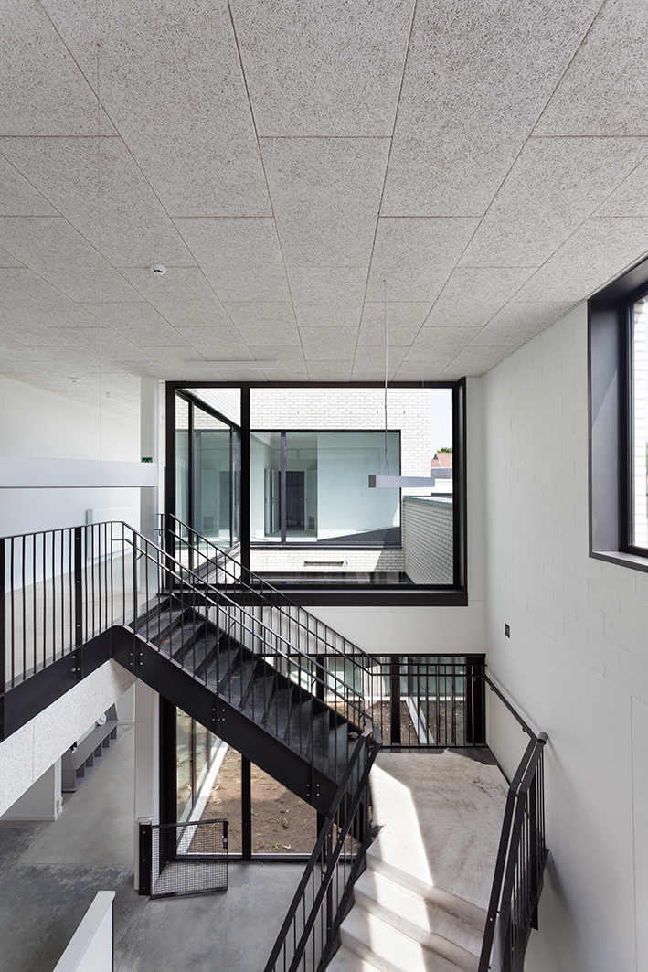 architecture-contemporaine-école-communale-maternelle-primaire-fondamental-brique-blanche-béton-architectonique-reservoir-a-escalier-double-hauteur